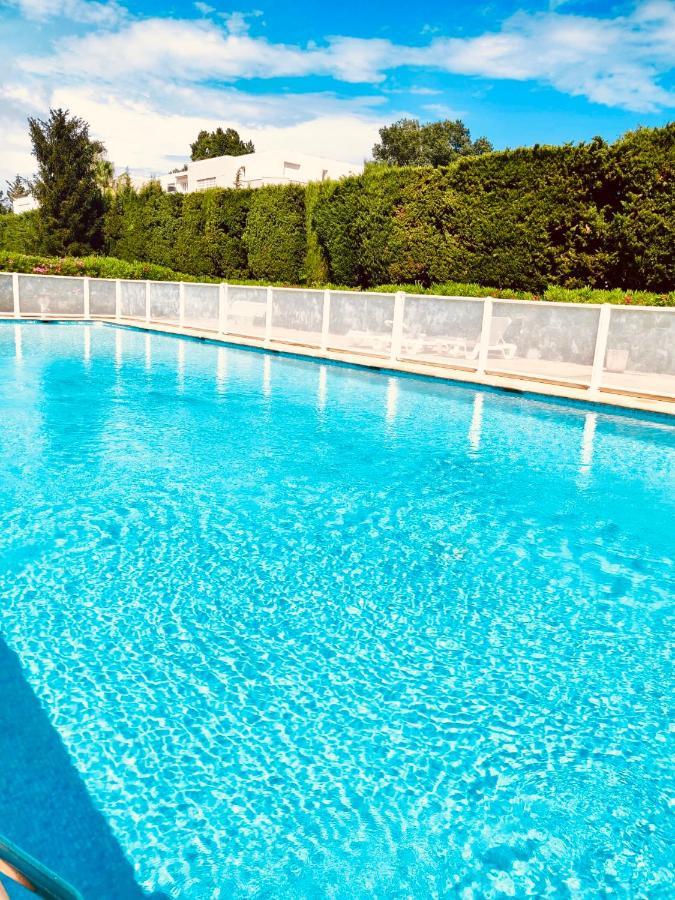 Mandelieu Grand Studio Avec Piscine Et Proche De La Mer Extérieur photo